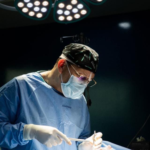 El Dr. José del Valle durante una cirugía en quirófano