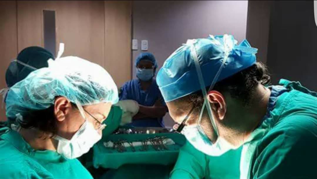 El Dr. José del Valle y su equipo durante una cirugía laparoscópica en quirófano